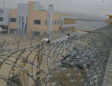 Προσπάθησαν να περάσουν δέμα σε κρατούμενο με 20 κινητά τηλέφωνα στις φυλακές Δομοκού